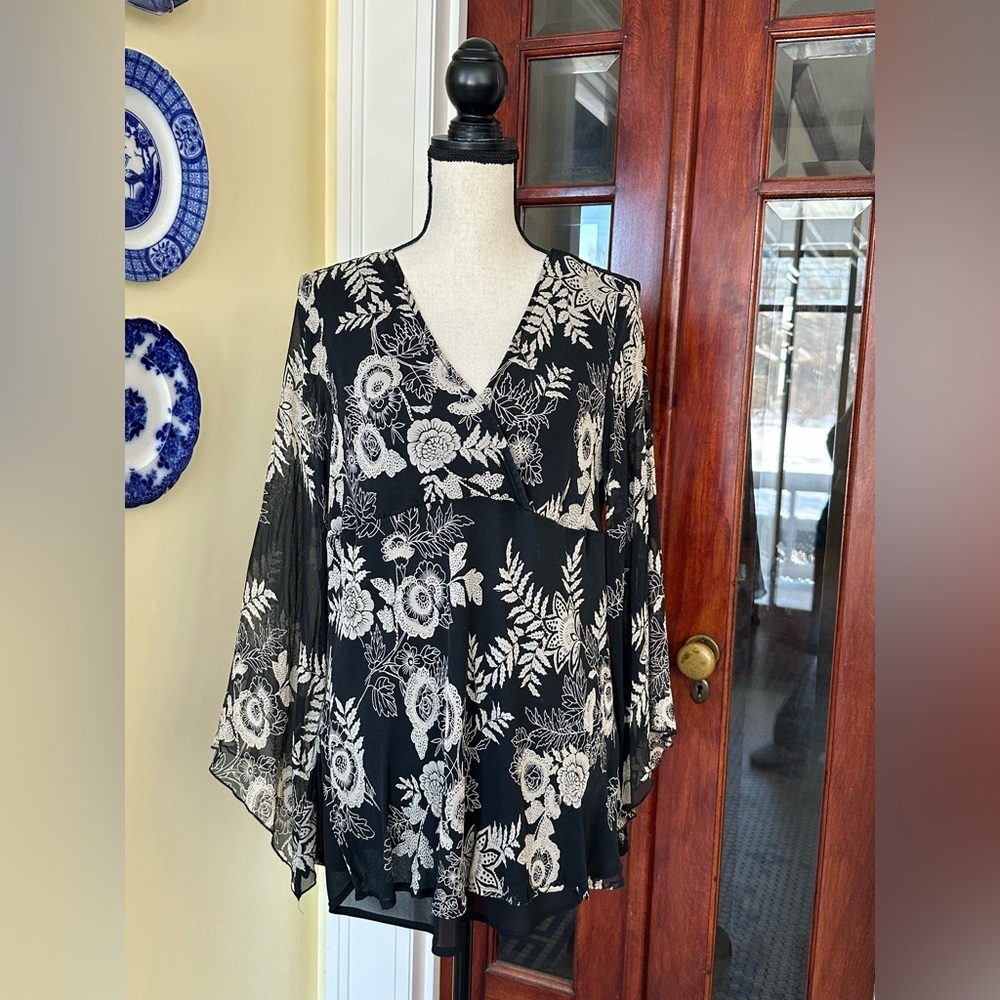 New York City Design Co. | 100% Silk Flowy Black & Creamy V-neck Blouse, Size XL